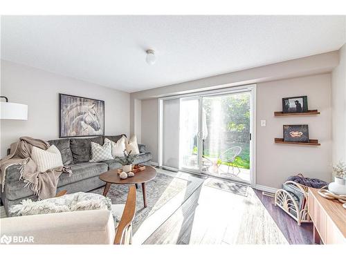 7 Mccausland Court, Barrie, ON - Indoor Photo Showing Living Room