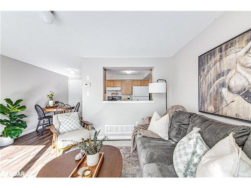 7 Mccausland Court, Barrie, ON - Indoor Photo Showing Living Room