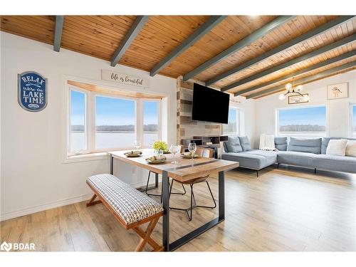 122 Mitchells Beach Road, Tay, ON - Indoor Photo Showing Living Room