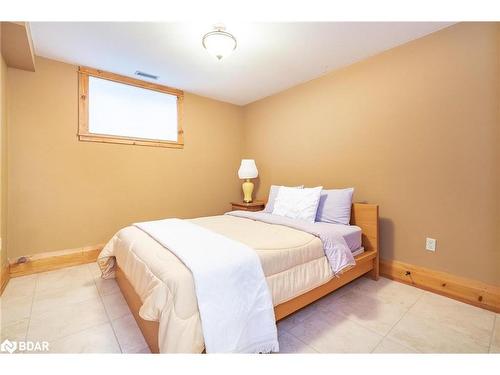 805 Eastdale Drive, Wasaga Beach, ON - Indoor Photo Showing Bedroom