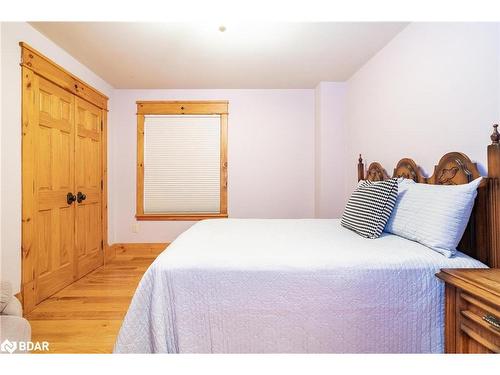 805 Eastdale Drive, Wasaga Beach, ON - Indoor Photo Showing Bedroom