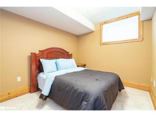 805 Eastdale Drive, Wasaga Beach, ON - Indoor Photo Showing Bedroom