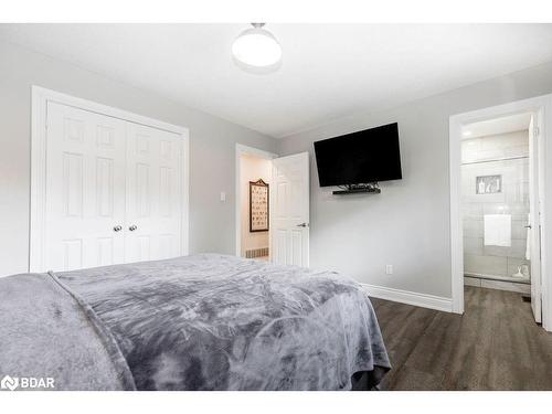 279 Anne Street N, Barrie, ON - Indoor Photo Showing Bedroom