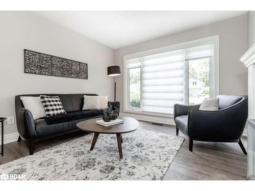 279 Anne Street N, Barrie, ON - Indoor Photo Showing Living Room