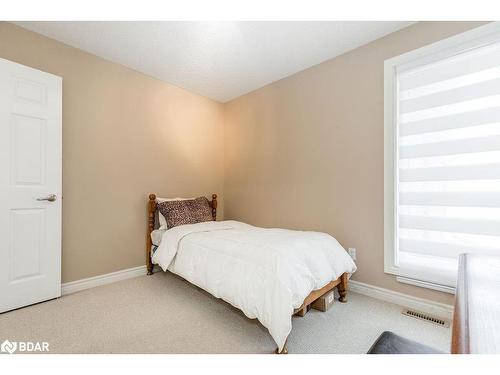 279 Anne Street N, Barrie, ON - Indoor Photo Showing Bedroom