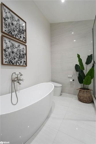 20 Highland Avenue, Barrie, ON - Indoor Photo Showing Bathroom