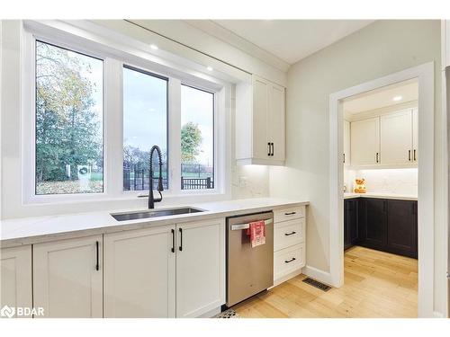 64 Bradley Boulevard, Mitchell'S Corners, ON - Indoor Photo Showing Kitchen