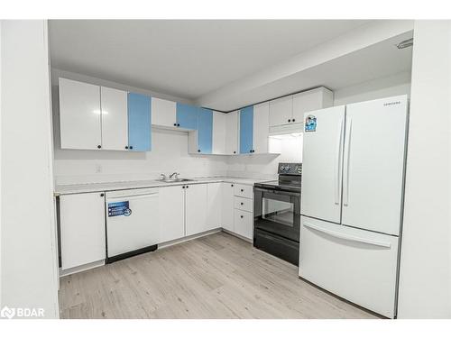 Lower-1 Kenwell Court, Wasaga Beach, ON - Indoor Photo Showing Kitchen