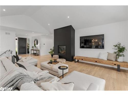 19 Walter James Parkway, Minesing, ON - Indoor Photo Showing Living Room