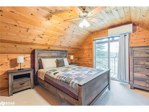 1472 Otter Point Road, Coldwater, ON - Indoor Photo Showing Bedroom