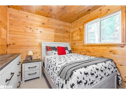 1472 Otter Point Road, Coldwater, ON - Indoor Photo Showing Bedroom