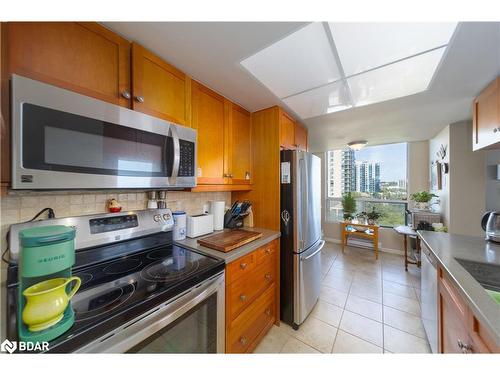 709-75 Ellen Street, Barrie, ON - Indoor Photo Showing Kitchen