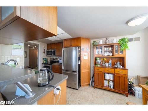 709-75 Ellen Street, Barrie, ON - Indoor Photo Showing Kitchen