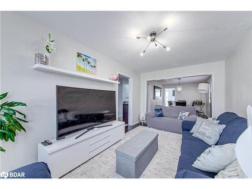 2100 Osbond Road, Innisfil, ON - Indoor Photo Showing Living Room