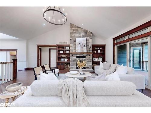 105 Stephens Street, Collingwood, ON - Indoor Photo Showing Living Room