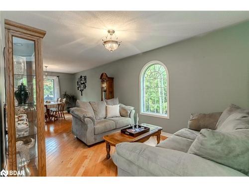 2320 7Th Line, Innisfil, ON - Indoor Photo Showing Living Room