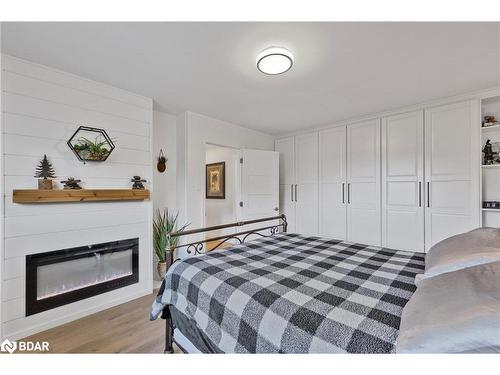 85 Elizabeth Street, Barrie, ON - Indoor Photo Showing Bedroom