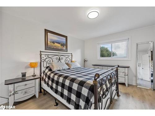 85 Elizabeth Street, Barrie, ON - Indoor Photo Showing Bedroom