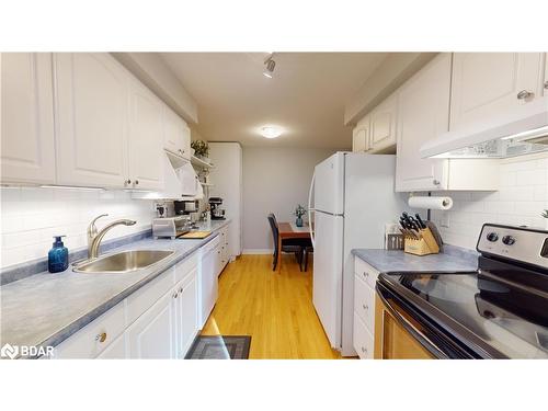 1-341 Wilson Drive, Milton, ON - Indoor Photo Showing Kitchen