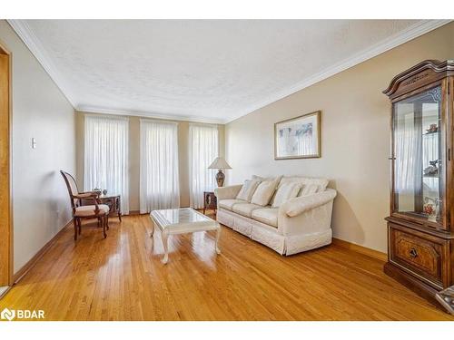 17 Dowling Circle, Markham, ON - Indoor Photo Showing Living Room