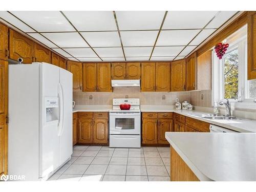 17 Dowling Circle, Markham, ON - Indoor Photo Showing Kitchen With Double Sink