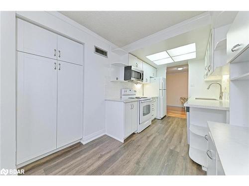 706-100 County Court Boulevard, Brampton, ON - Indoor Photo Showing Kitchen