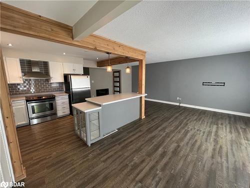 26 Roslyn Road, Barrie, ON - Indoor Photo Showing Kitchen