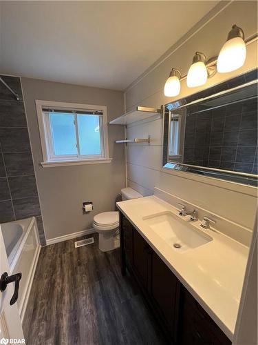 26 Roslyn Road, Barrie, ON - Indoor Photo Showing Bathroom