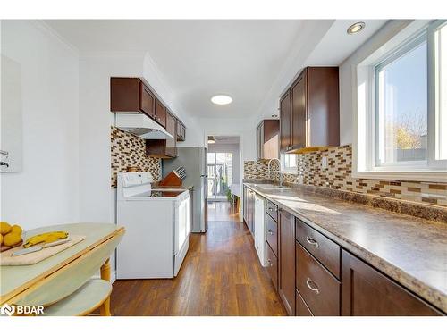 5 Dickens Drive, Barrie, ON - Indoor Photo Showing Kitchen