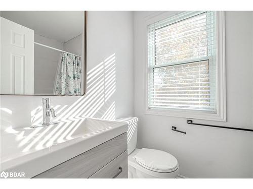 15 Herrell Avenue, Barrie, ON - Indoor Photo Showing Bathroom