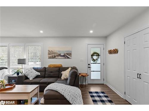 1551 Gill Road, Midhurst, ON - Indoor Photo Showing Living Room