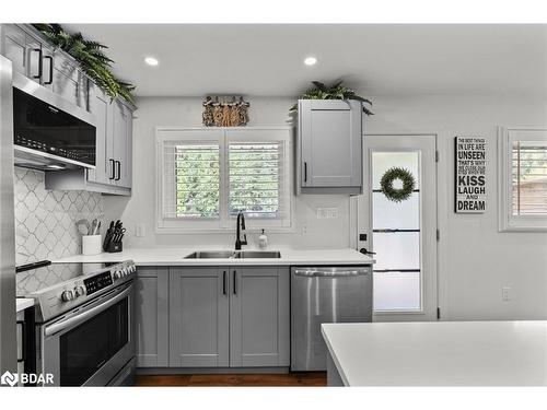 1551 Gill Road, Midhurst, ON - Indoor Photo Showing Kitchen With Double Sink With Upgraded Kitchen