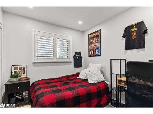 1551 Gill Road, Midhurst, ON - Indoor Photo Showing Bedroom