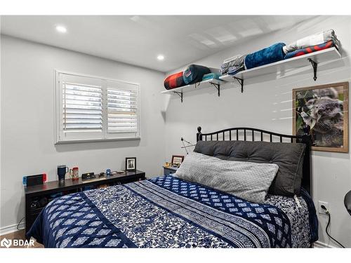 1551 Gill Road, Midhurst, ON - Indoor Photo Showing Bedroom