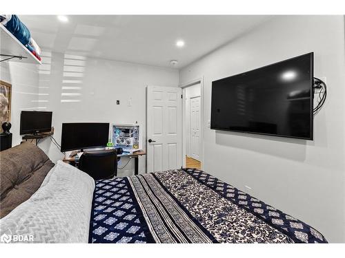 1551 Gill Road, Midhurst, ON - Indoor Photo Showing Bedroom