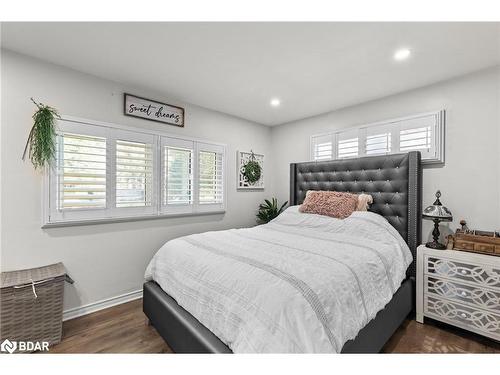 1551 Gill Road, Midhurst, ON - Indoor Photo Showing Bedroom