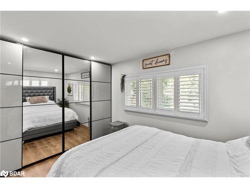 1551 Gill Road, Midhurst, ON - Indoor Photo Showing Bedroom