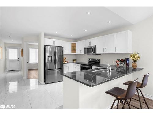 10 Hawthorn Avenue, Thorold, ON - Indoor Photo Showing Kitchen With Double Sink