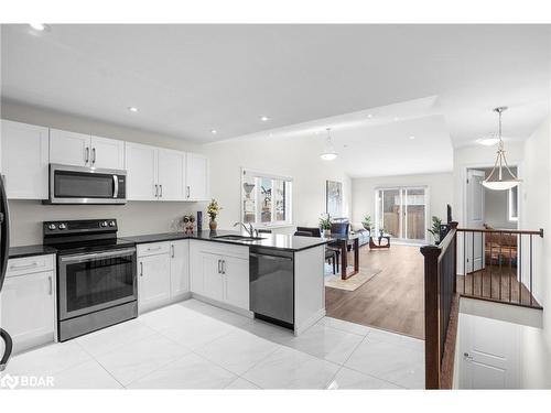 10 Hawthorn Avenue, Thorold, ON - Indoor Photo Showing Kitchen