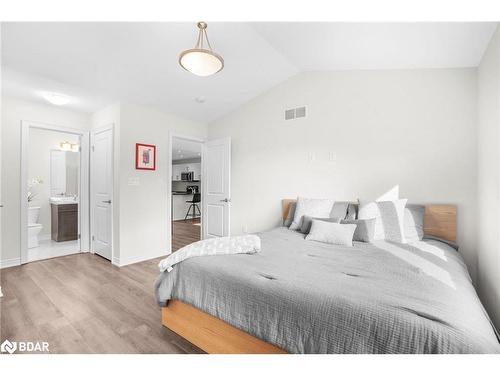 10 Hawthorn Avenue, Thorold, ON - Indoor Photo Showing Bedroom