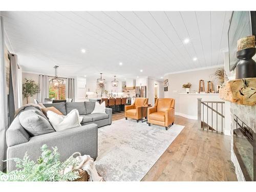 8 Crystalwood Lane, Midhurst, ON - Indoor Photo Showing Living Room