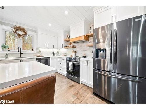 8 Crystalwood Lane, Midhurst, ON - Indoor Photo Showing Kitchen With Upgraded Kitchen