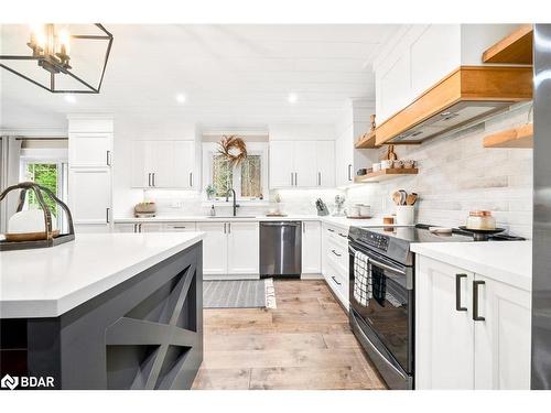 8 Crystalwood Lane, Midhurst, ON - Indoor Photo Showing Kitchen With Upgraded Kitchen