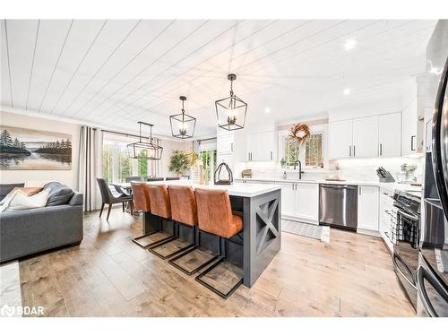 8 Crystalwood Lane, Midhurst, ON - Indoor Photo Showing Kitchen With Upgraded Kitchen