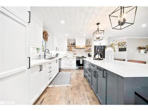 8 Crystalwood Lane, Midhurst, ON - Indoor Photo Showing Kitchen With Upgraded Kitchen