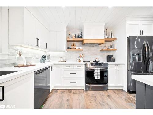 8 Crystalwood Lane, Midhurst, ON - Indoor Photo Showing Kitchen With Upgraded Kitchen