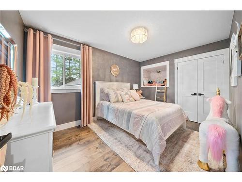 8 Crystalwood Lane, Midhurst, ON - Indoor Photo Showing Bedroom