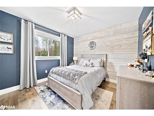 8 Crystalwood Lane, Midhurst, ON - Indoor Photo Showing Bedroom