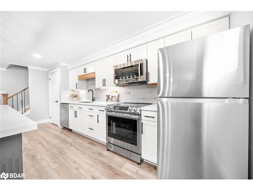 8 Crystalwood Lane, Midhurst, ON - Indoor Photo Showing Kitchen