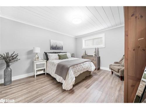 8 Crystalwood Lane, Midhurst, ON - Indoor Photo Showing Bedroom